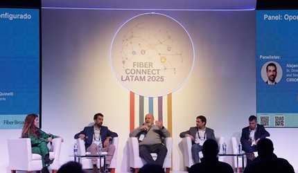 El panel moderado por Convergencia - Crédito: Fiber Connect Latam